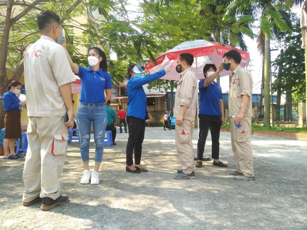 Sinh viên đi học muộn nhưng đi chống dịch thì không!